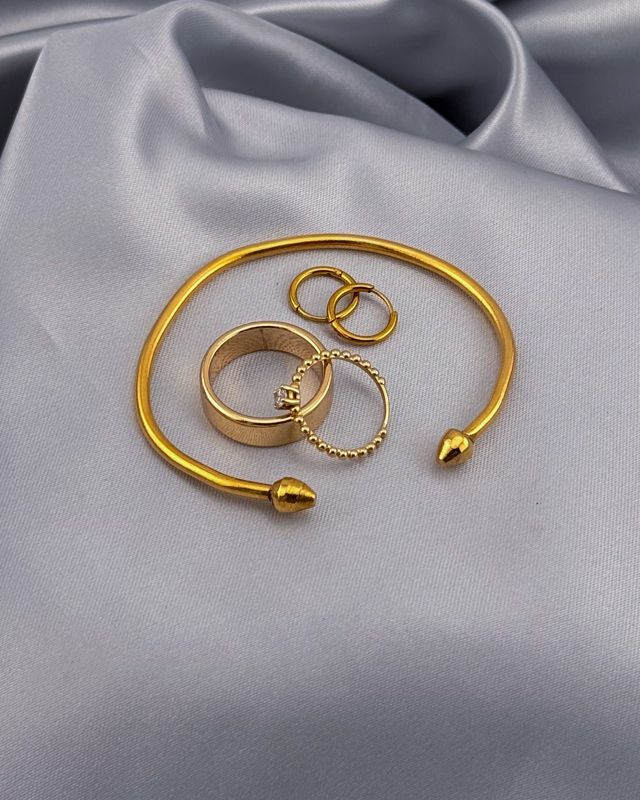 Vergoldeter Armreif mit Ringen und Creolen