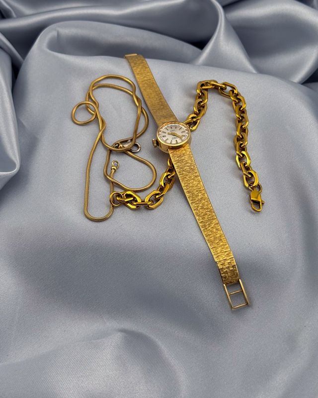 Vergoldete Uhr mit Ketten
